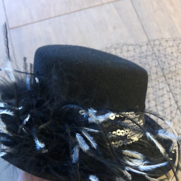 La Vie En Rose NEW $110 - Hat with Veil, Feathers  & comb - Picture 3 of 7